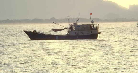 夕阳下渔民在渔船上忙碌