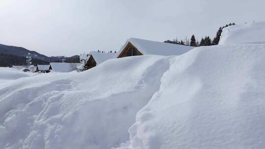 航拍新疆禾木雪景森林雪地小木屋禾木桥雪山