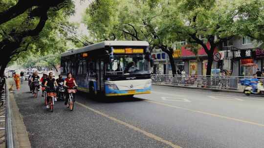 公交车自行车交通