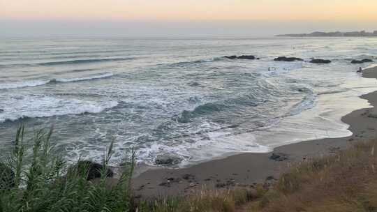 海滩海岸附近的海浪