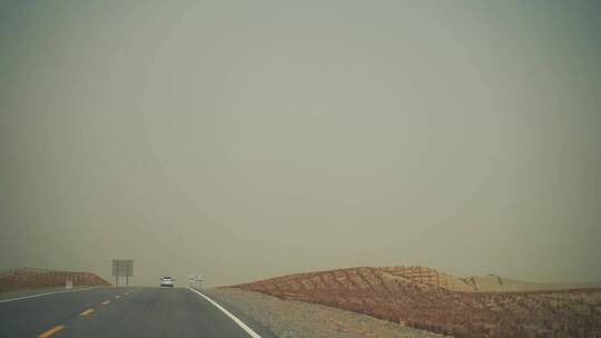 汽车在沙漠公路行驶行车记录仪驾驶第一视角
