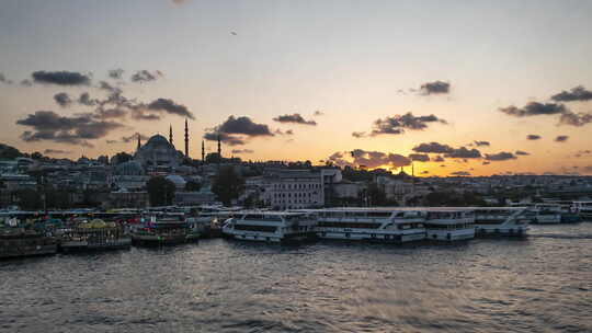 伊斯坦布尔博斯普鲁斯河畔与船和清真寺剪影美丽的日落时光流逝