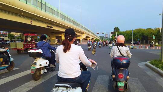 马路上骑电单车 骑行第一人称视角 街景