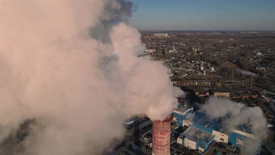 工业工厂管道在大气中排放碳气体