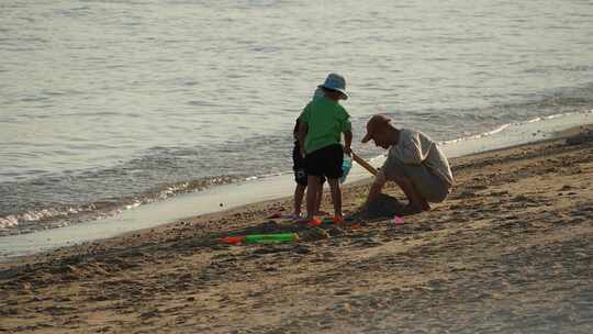 大人与小孩在海滩上玩耍