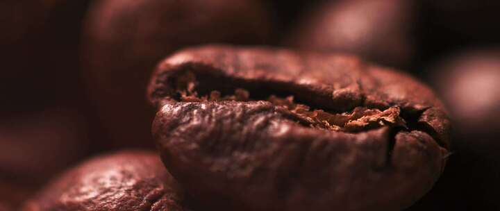 咖啡豆上飘着蒸汽烤咖啡豆掉落慢镜头