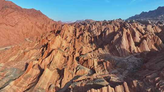 新疆南疆阿克苏库车天山红山石林大峡谷航拍