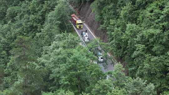 雨季泥水流塌方路段工程车抢修