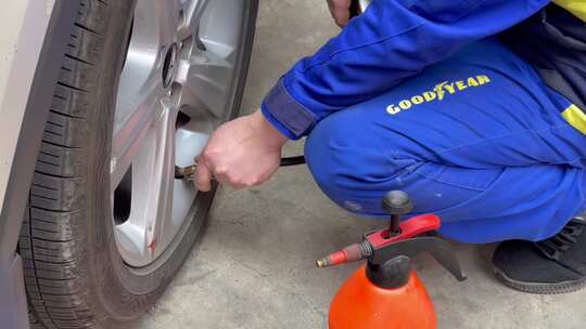 汽车轮胎充气视频素材模板下载