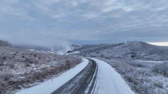 积雪覆盖的野外公路景象