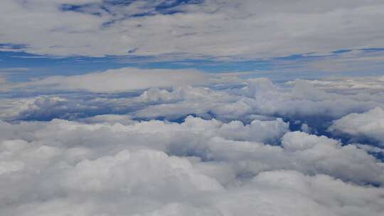 旅行者拍摄的飞机窗外的云海风光
