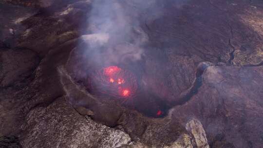 火山爆发岩浆流动