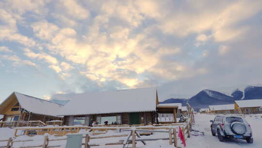 雪山下木屋雪景