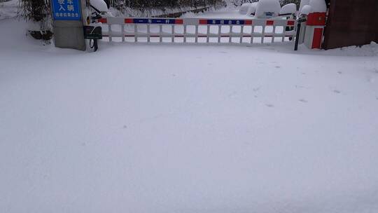 因暴雪关闭的停车场
