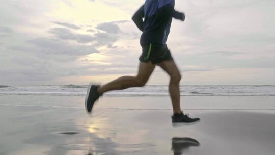 男人在海岸上奔跑