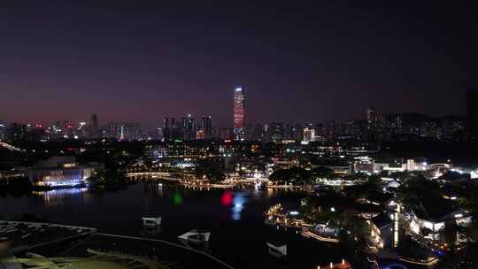 俯瞰城市夜景，灯火辉煌的城市风光