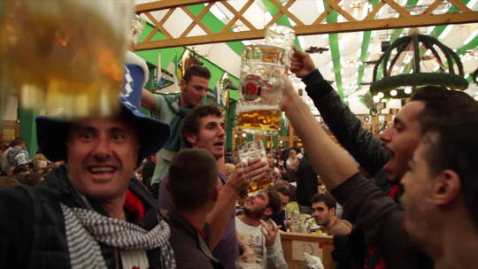 德国慕尼黑啤酒节 外国人喝啤酒碰杯 唱歌
