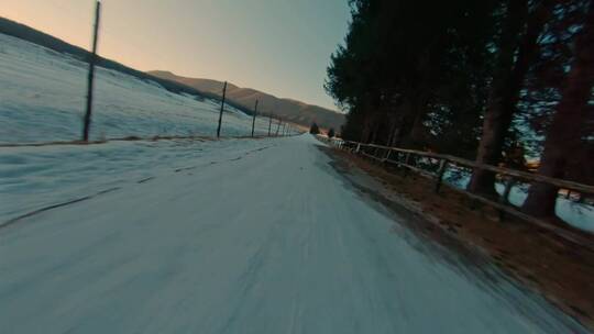 无人机拍摄的被雪覆盖的道路