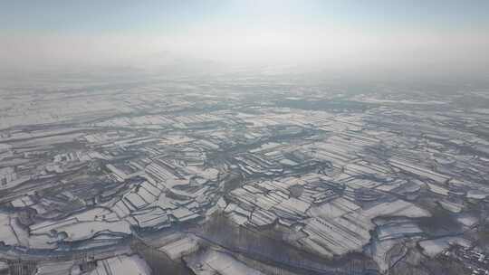 白雪皑皑下的大地