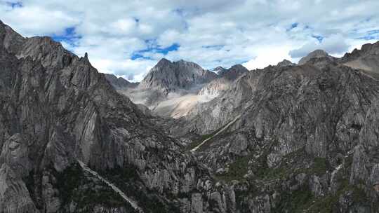 航拍气势宏伟的中国四川甘孜措普沟高山风景