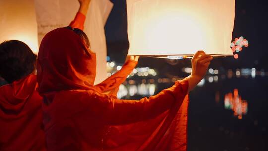 清迈水灯节放天灯