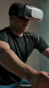 垂直职业运动员在VR头盔的自行车模拟器上