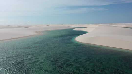 巴西标志性的雨水湖和沙丘。Lencois Maranhens巴西。