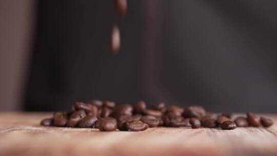 咖啡豆掉落木板4k画质升格慢动作