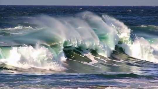 波涛汹涌的浪花海浪海边大海