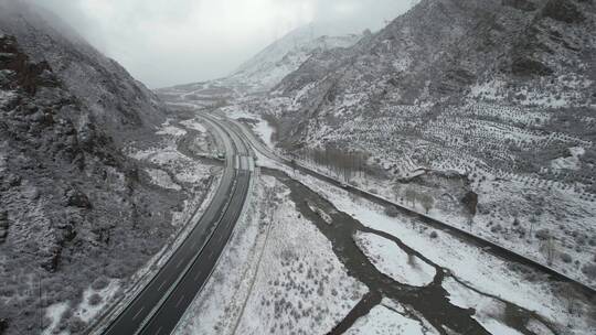 青海玉树共玉高速雪山村庄自然风光