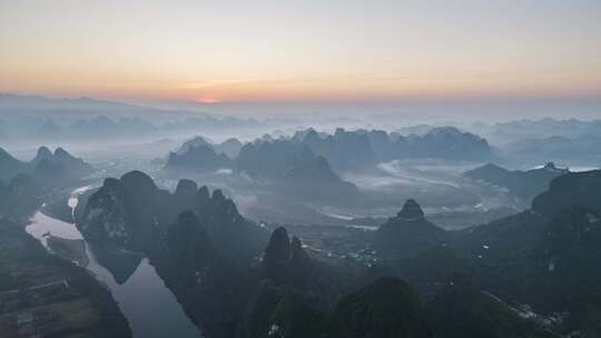 航拍云雾缭绕的群山壮丽风景