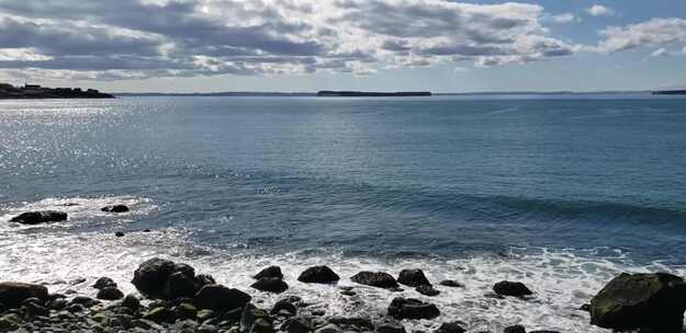 海浪拍打着岩石