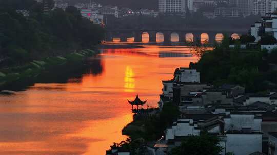 夕阳下的徽州古城江景