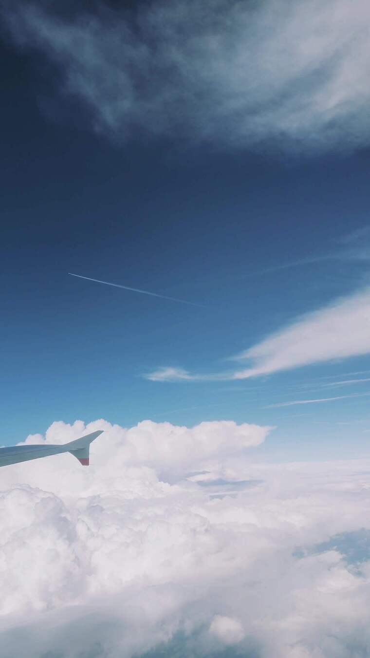 从飞行在白色蓬松云上的飞机上看