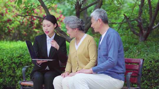 微笑服务 为老人讲解