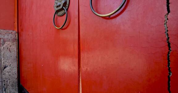 北京古建筑的朱漆大门叩门环