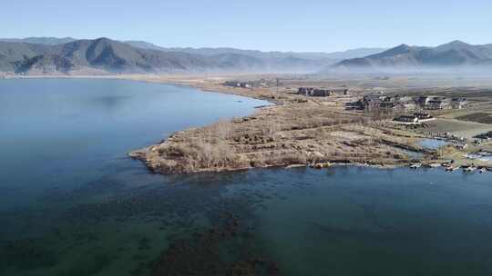 泸沽湖冬季清晨湖面烟雾湖边村落视频素材模板下载