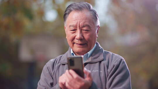 老人点击手机短信微笑视频素材模板下载