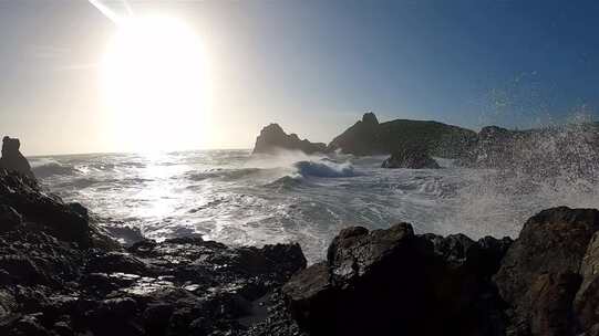 海浪拍打着岩石