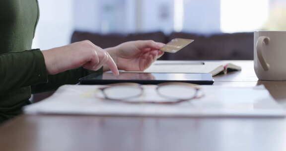 女人、手和带平板电脑的信用卡，用于支付、