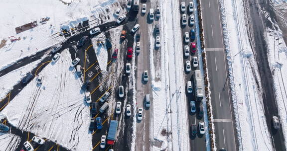 航拍冬天G5京昆高速雅西段大雪造成交通拥堵