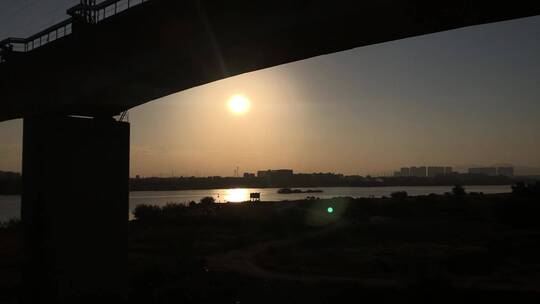 桥下夕阳江景