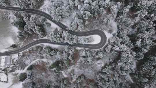 冬季森林盘山公路