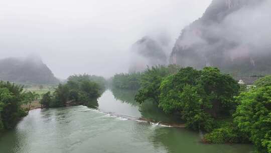 雾气弥漫的山林间的河流景观