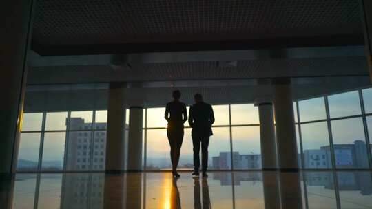 夕阳日落商务人士办公楼讨论判断合作