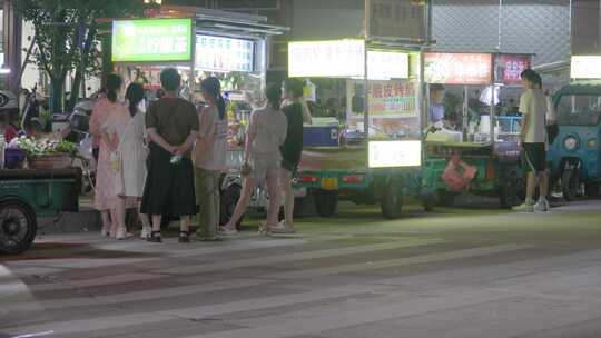 夏夜繁华录：烟火人间，烧烤摊与车流交织