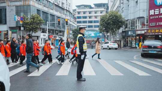 交警保护学生过马路 敬礼