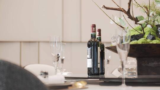 中式合院餐桌上高档的红酒和酒杯