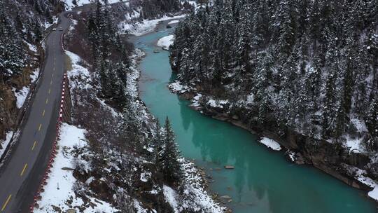 汽车行驶在下雪天帕隆藏布江河谷的川藏公路