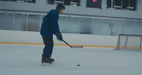 运动员在冰球练习